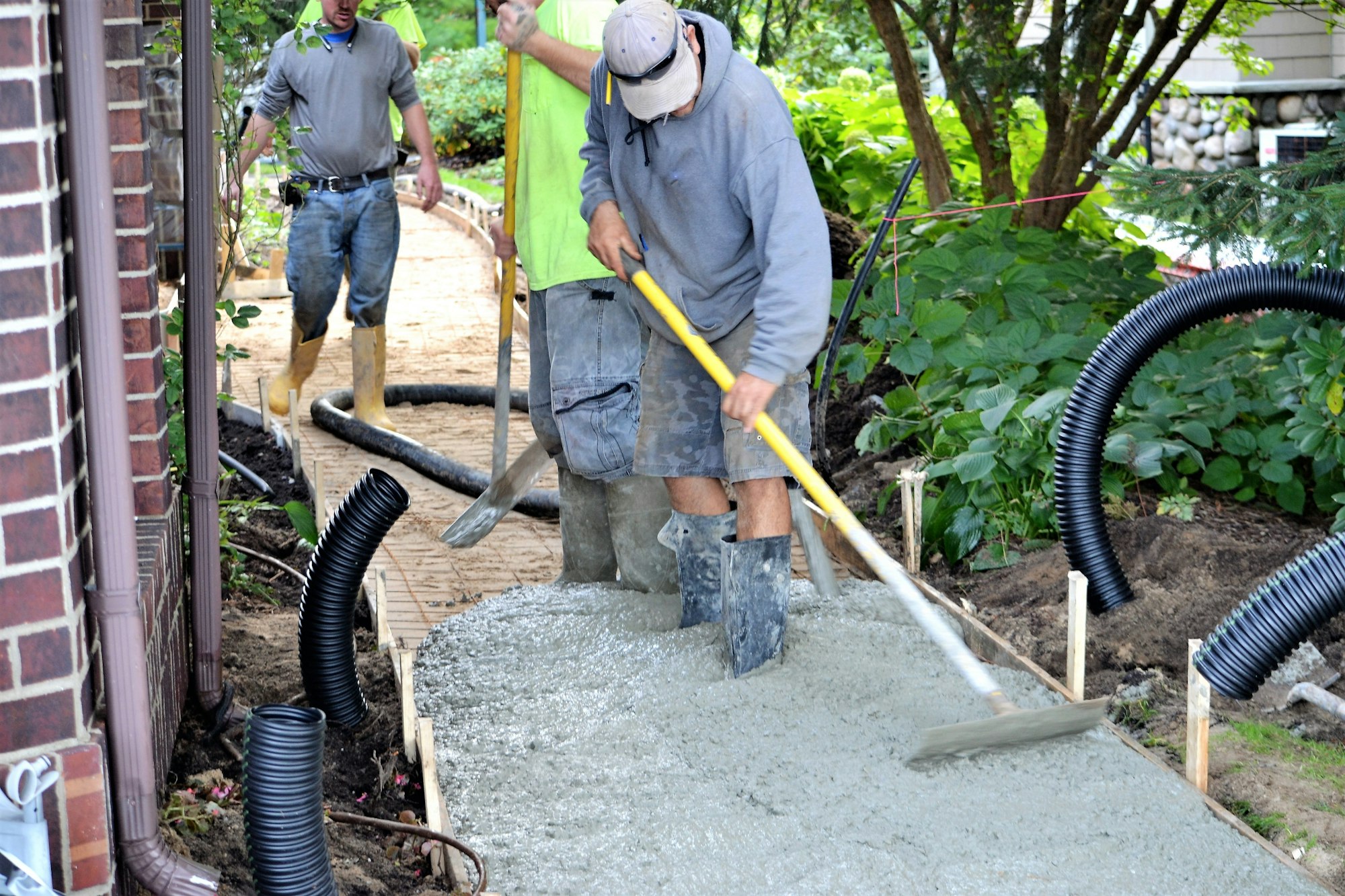 Paving a concrete walkway for home improvement